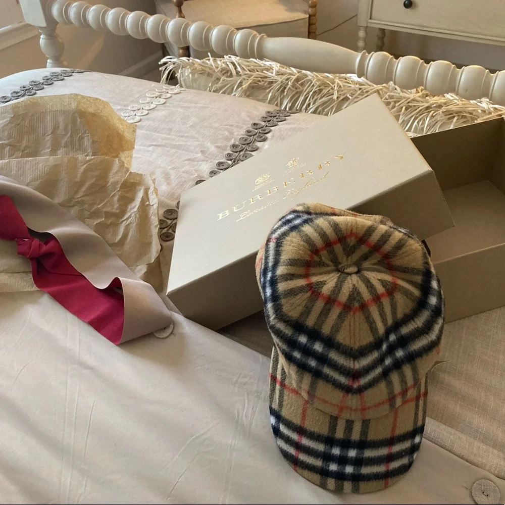 Burberry Hat - Women’s size Large - Picture 3 of 7